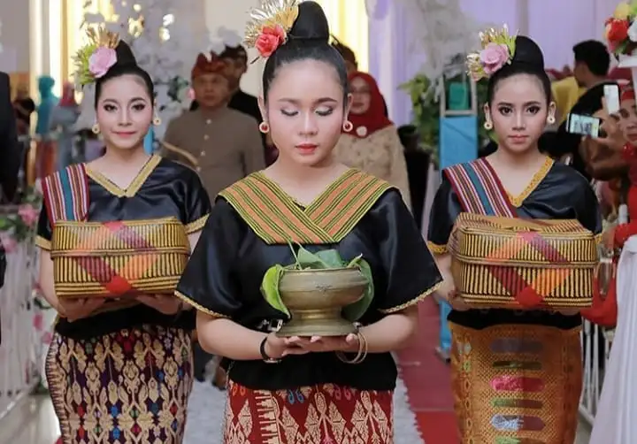 12 Pakaian Adat NTB dari berbagai Suku untuk Wanita dan&nbsp;Pria